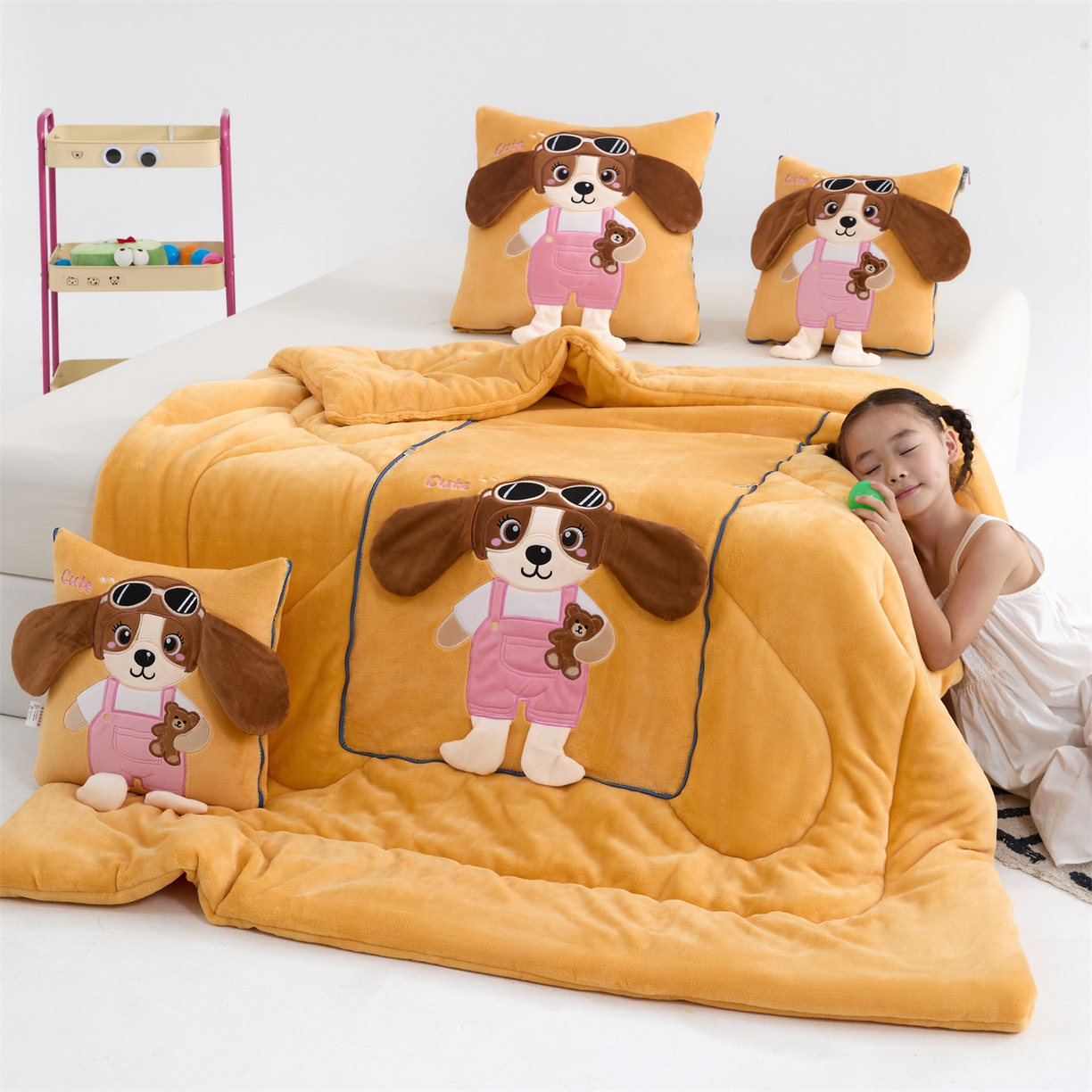 91家纺网 家纺一手货源 找家纺 吉利家居2025新款牛奶绒贴布绣多功能抱枕被-天使狗（控价小号68   大号98） 淡雅黄