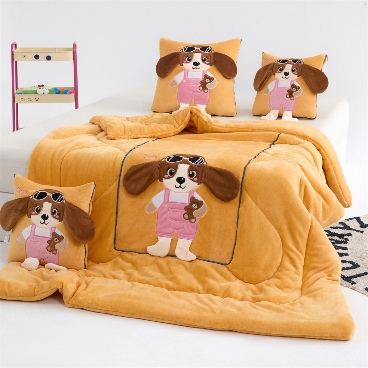 91家纺网 家纺一手货源 找家纺 吉利家居2025新款牛奶绒贴布绣多功能抱枕被-天使狗（控价小号68   大号98） 淡雅黄