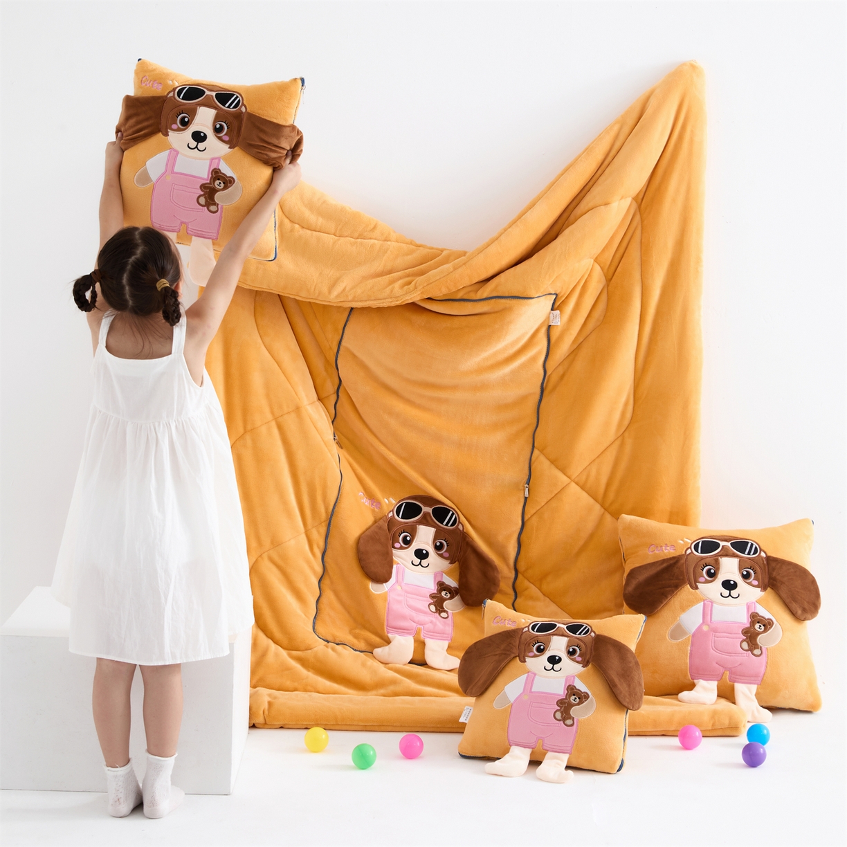 91家纺网 家纺一手货源 找家纺 吉利家居2025新款牛奶绒贴布绣多功能抱枕被-天使狗（控价小号68   大号98） 淡雅黄