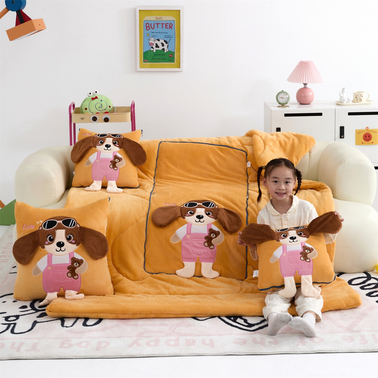 91家纺网 家纺一手货源 找家纺 吉利家居2025新款牛奶绒贴布绣多功能抱枕被-天使狗（控价小号68   大号98） 淡雅黄