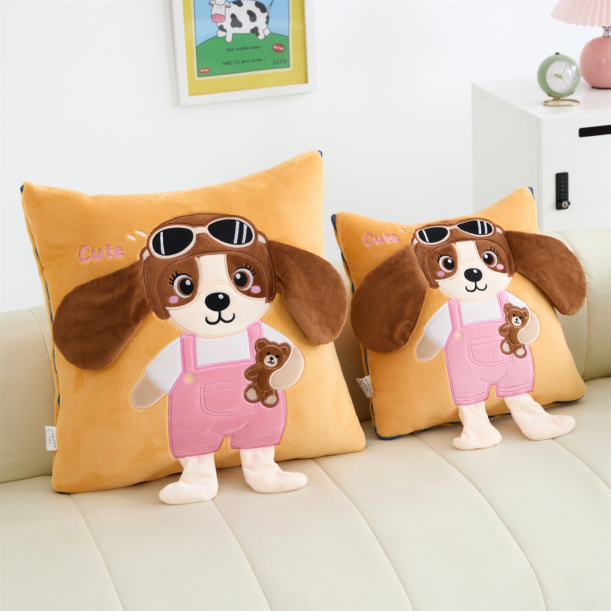 91家纺网 家纺一手货源 找家纺 吉利家居2025新款牛奶绒贴布绣多功能抱枕被-天使狗（控价小号68   大号98） 淡雅黄