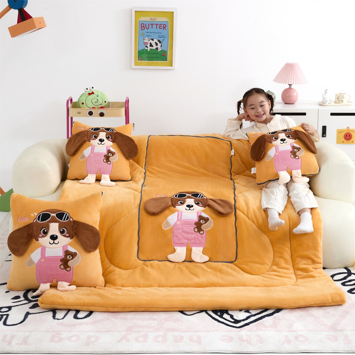 91家纺网 家纺一手货源 找家纺 吉利家居2025新款牛奶绒贴布绣多功能抱枕被-天使狗（控价小号68   大号98） 淡雅黄