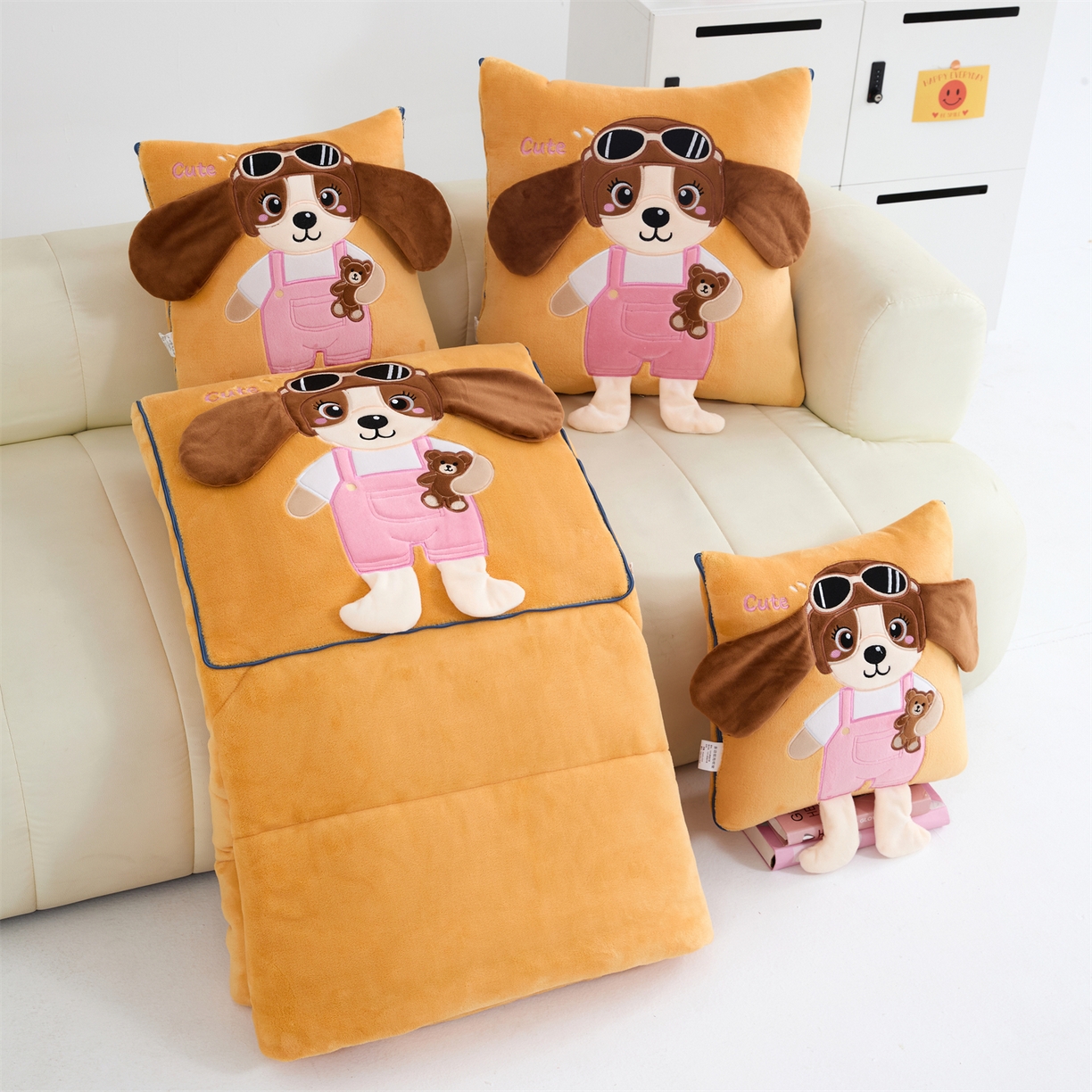 91家纺网 家纺一手货源 找家纺 吉利家居2025新款牛奶绒贴布绣多功能抱枕被-天使狗（控价小号68   大号98） 淡雅黄