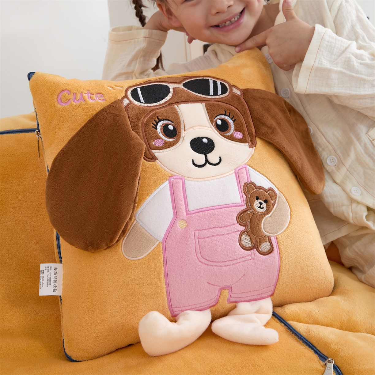 91家纺网 家纺一手货源 找家纺 吉利家居2025新款牛奶绒贴布绣多功能抱枕被-天使狗（控价小号68   大号98） 淡雅黄