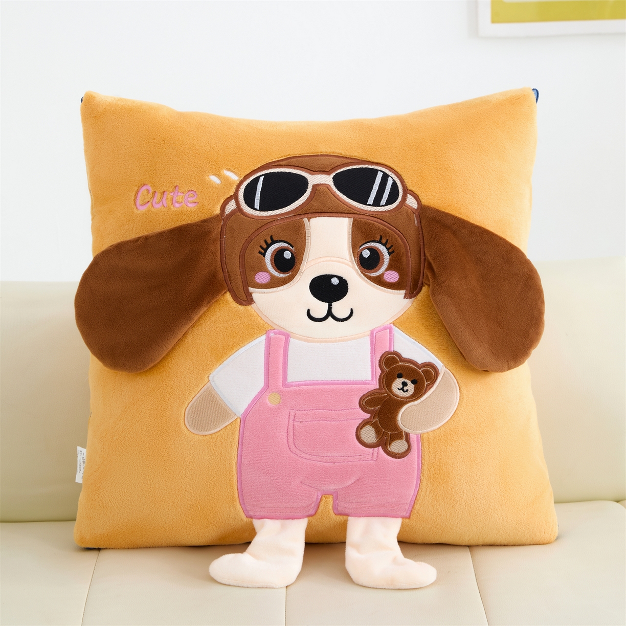 91家纺网 家纺一手货源 找家纺 吉利家居2025新款牛奶绒贴布绣多功能抱枕被-天使狗（控价小号68   大号98） 淡雅黄