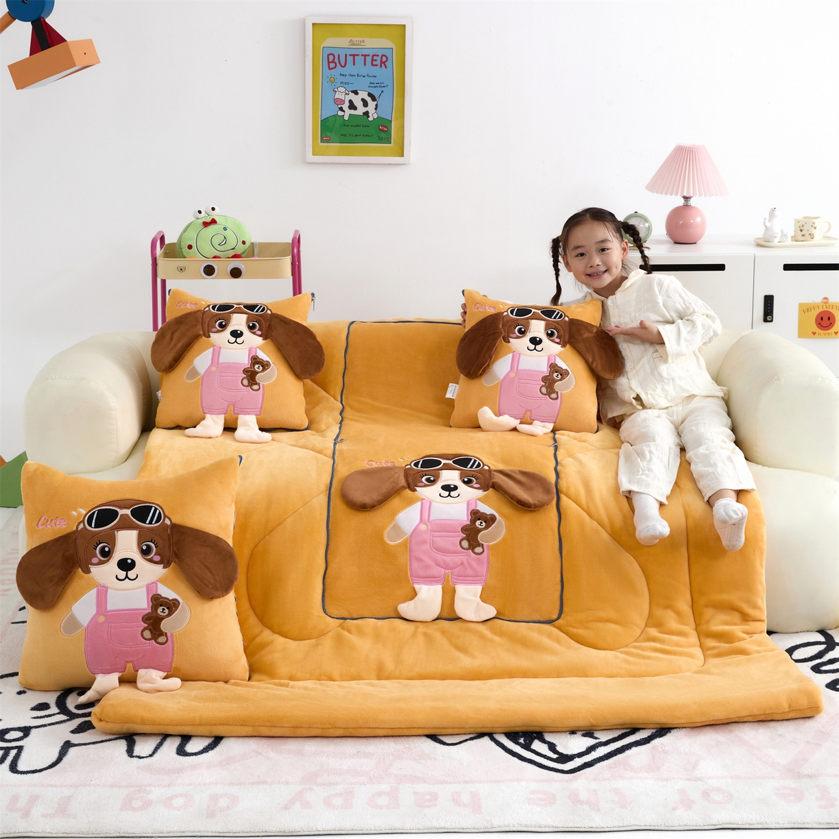 91家纺网 家纺一手货源 找家纺 吉利家居2025新款牛奶绒贴布绣多功能抱枕被-天使狗（控价小号68   大号98） 淡雅黄