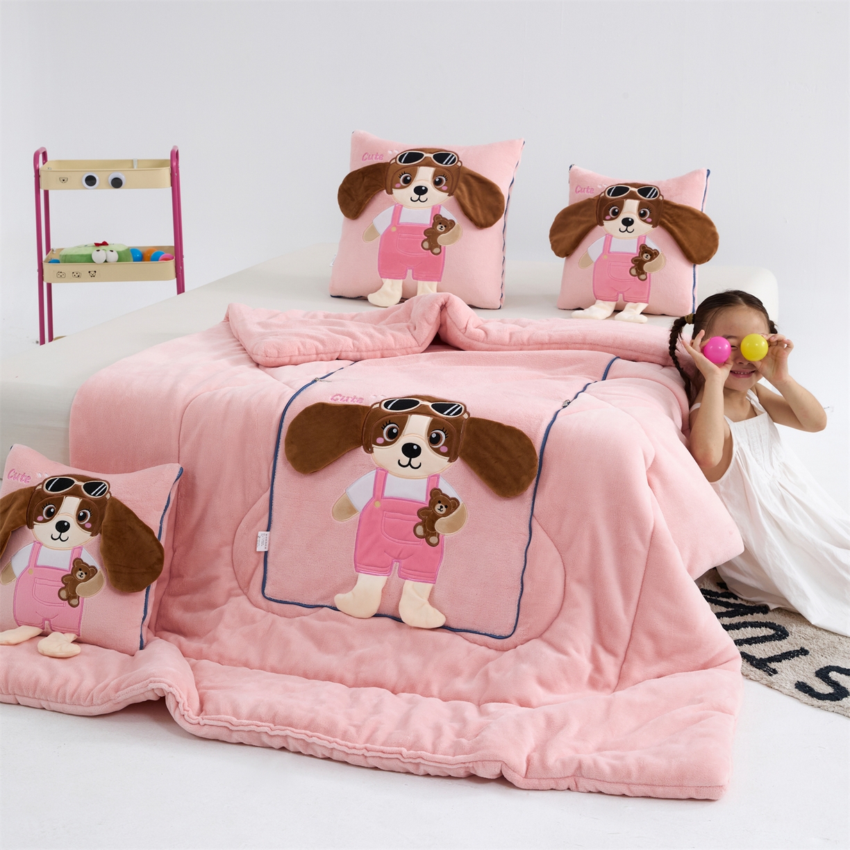 91家纺网 家纺一手货源 找家纺 吉利家居2025新款牛奶绒贴布绣多功能抱枕被-天使狗（控价小号68   大号98） 粉黛玉