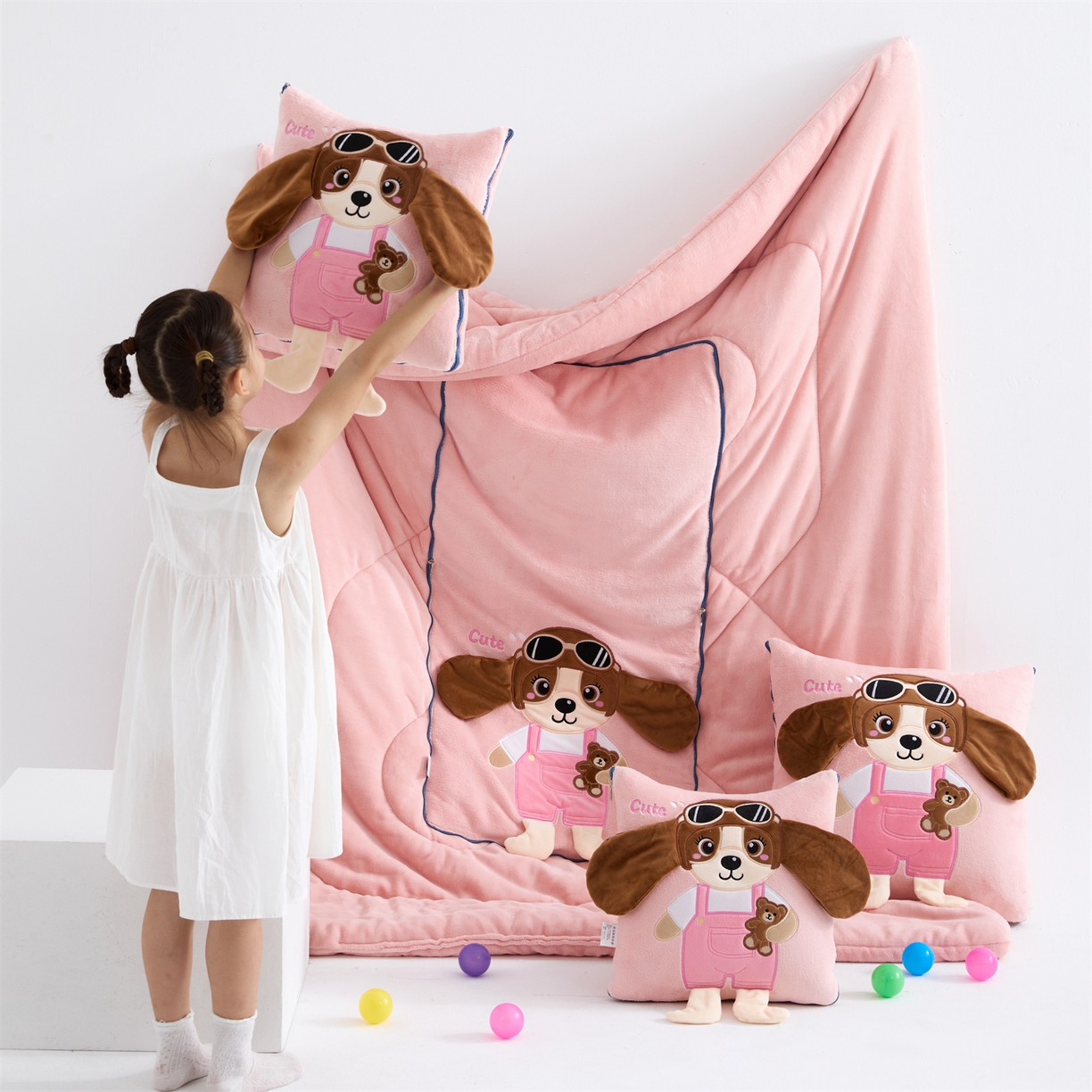 91家纺网 家纺一手货源 找家纺 吉利家居2025新款牛奶绒贴布绣多功能抱枕被-天使狗（控价小号68   大号98） 粉黛玉