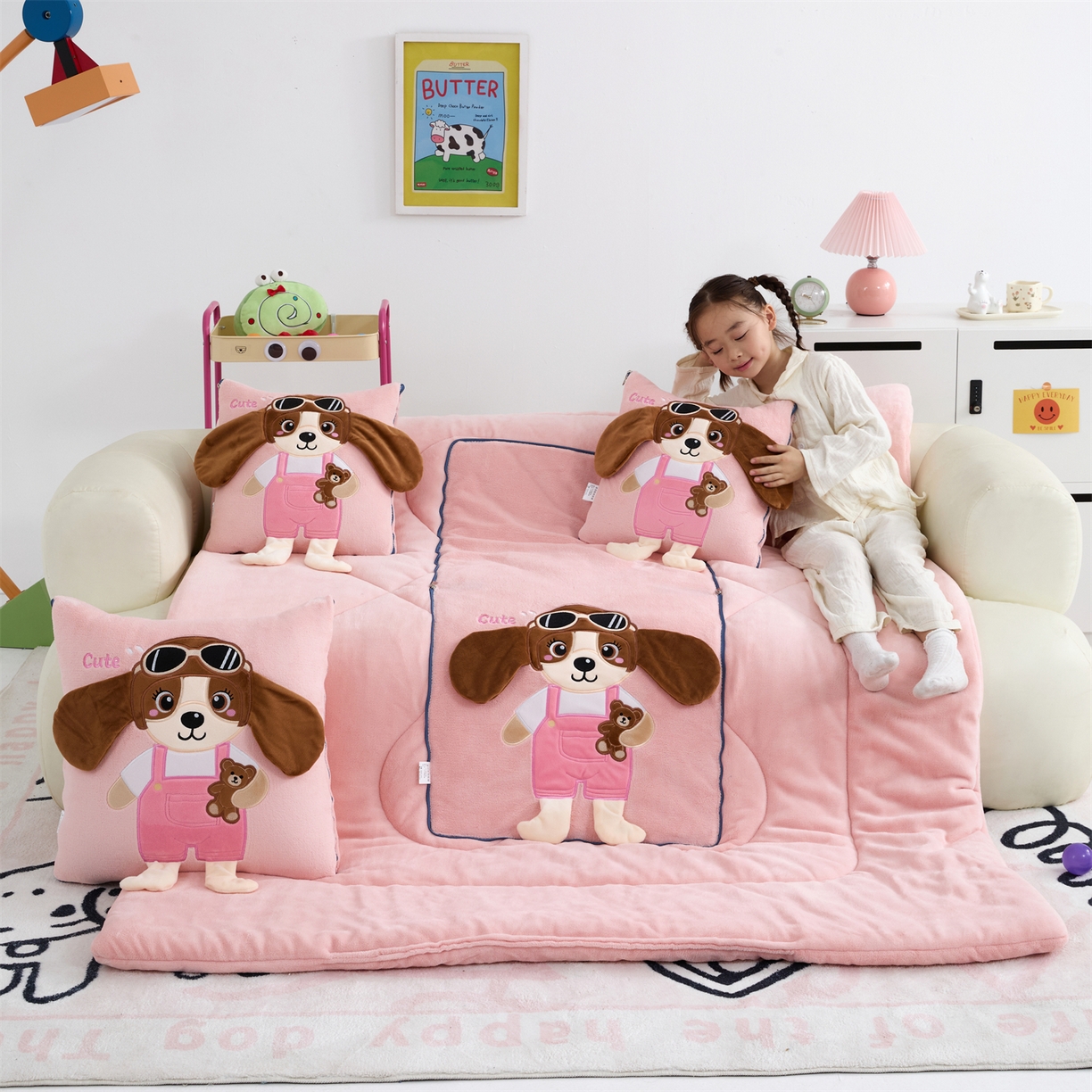 91家纺网 家纺一手货源 找家纺 吉利家居2025新款牛奶绒贴布绣多功能抱枕被-天使狗（控价小号68   大号98） 粉黛玉