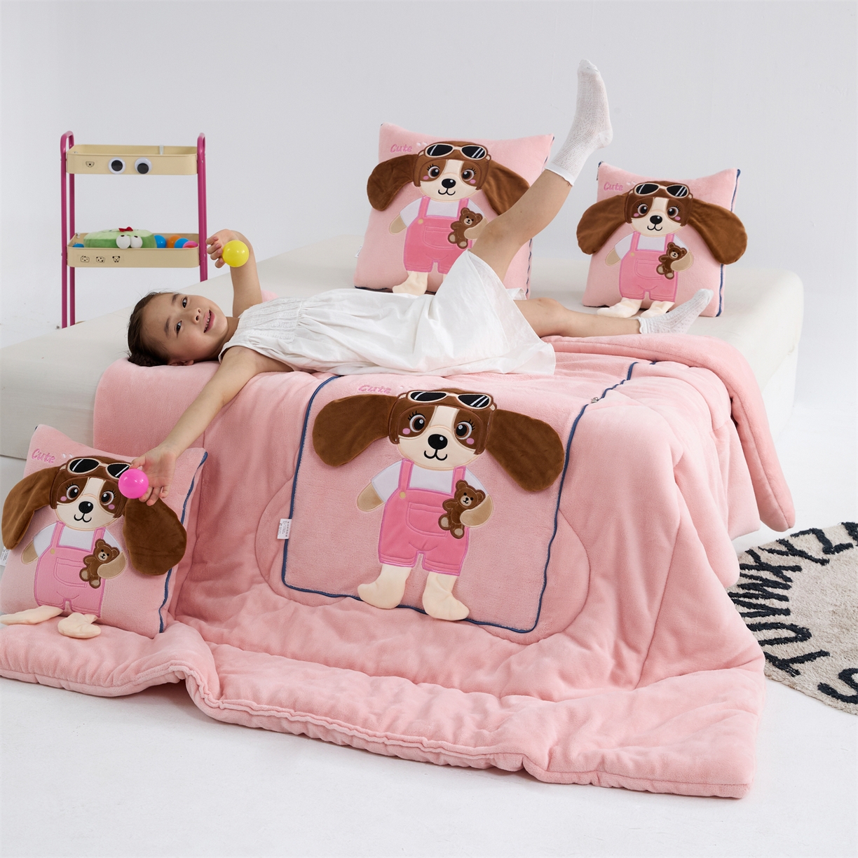 91家纺网 家纺一手货源 找家纺 吉利家居2025新款牛奶绒贴布绣多功能抱枕被-天使狗（控价小号68   大号98） 粉黛玉