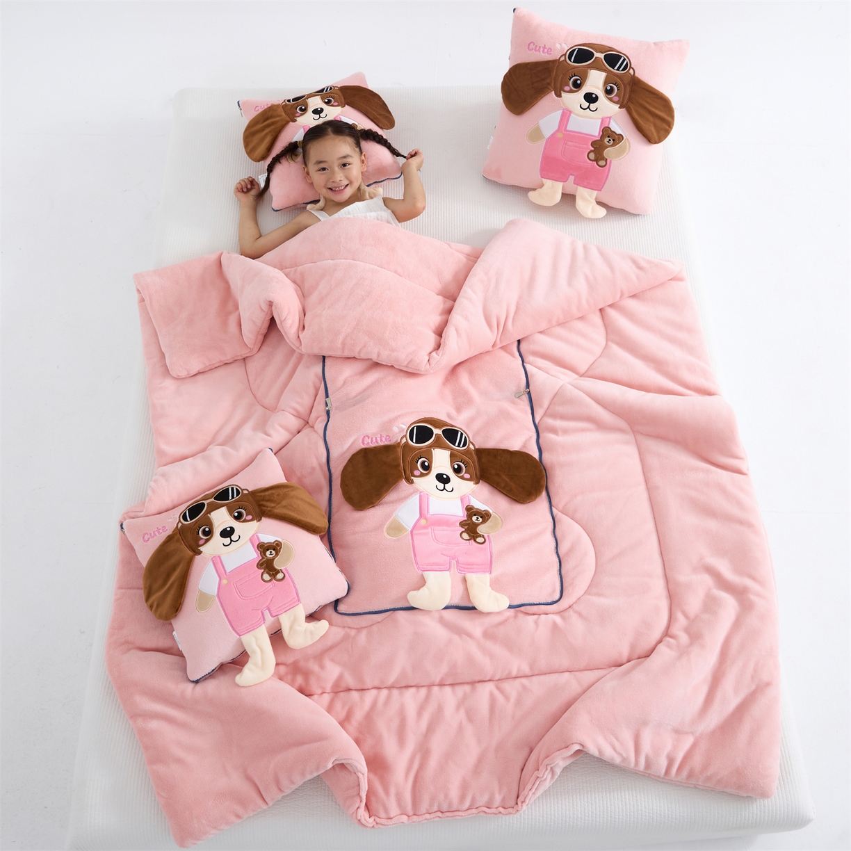 91家纺网 家纺一手货源 找家纺 吉利家居2025新款牛奶绒贴布绣多功能抱枕被-天使狗（控价小号68   大号98） 粉黛玉