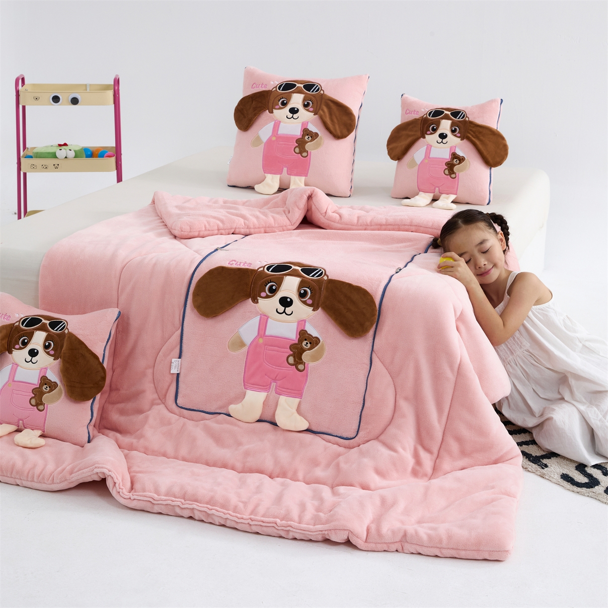 91家纺网 家纺一手货源 找家纺 吉利家居2025新款牛奶绒贴布绣多功能抱枕被-天使狗（控价小号68   大号98） 粉黛玉