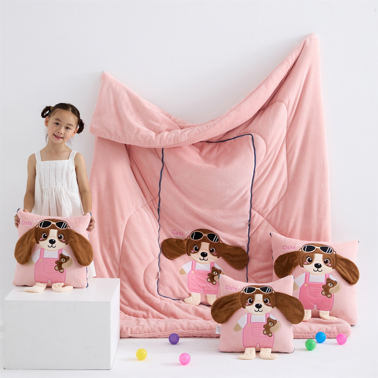 91家纺网 家纺一手货源 找家纺 吉利家居2025新款牛奶绒贴布绣多功能抱枕被-天使狗（控价小号68   大号98） 粉黛玉