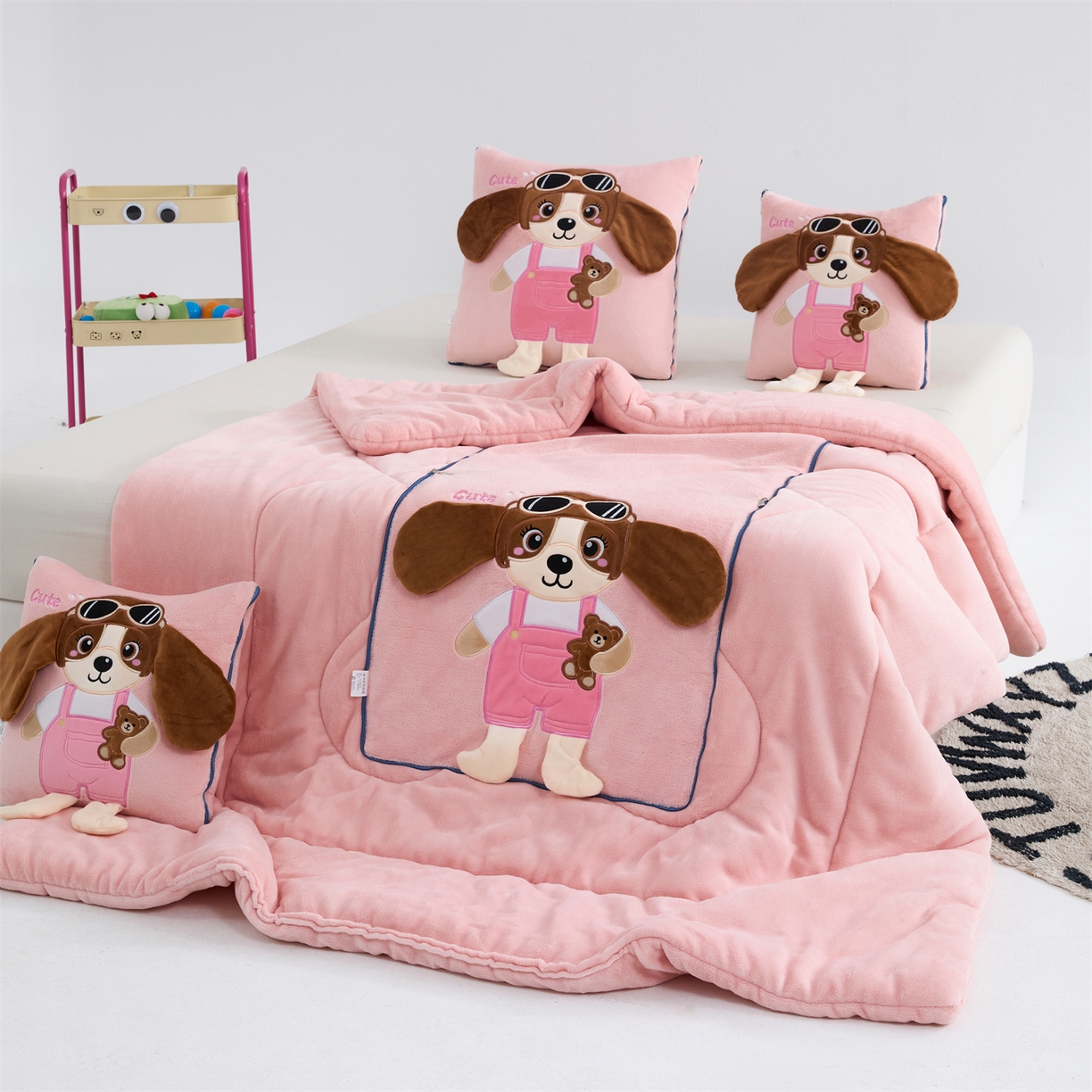 91家纺网 家纺一手货源 找家纺 吉利家居2025新款牛奶绒贴布绣多功能抱枕被-天使狗（控价小号68   大号98） 粉黛玉