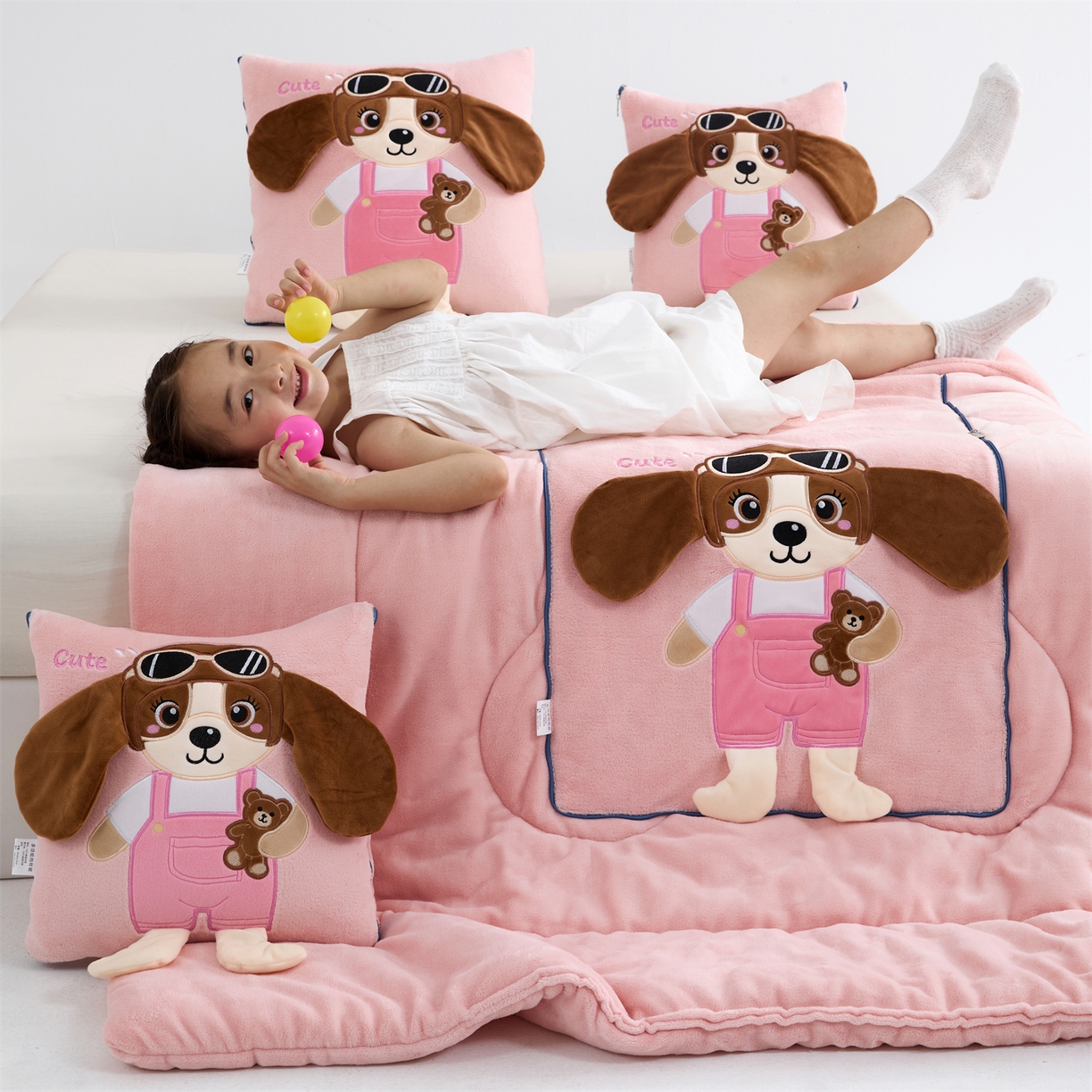 91家纺网 家纺一手货源 找家纺 吉利家居2025新款牛奶绒贴布绣多功能抱枕被-天使狗（控价小号68   大号98） 粉黛玉