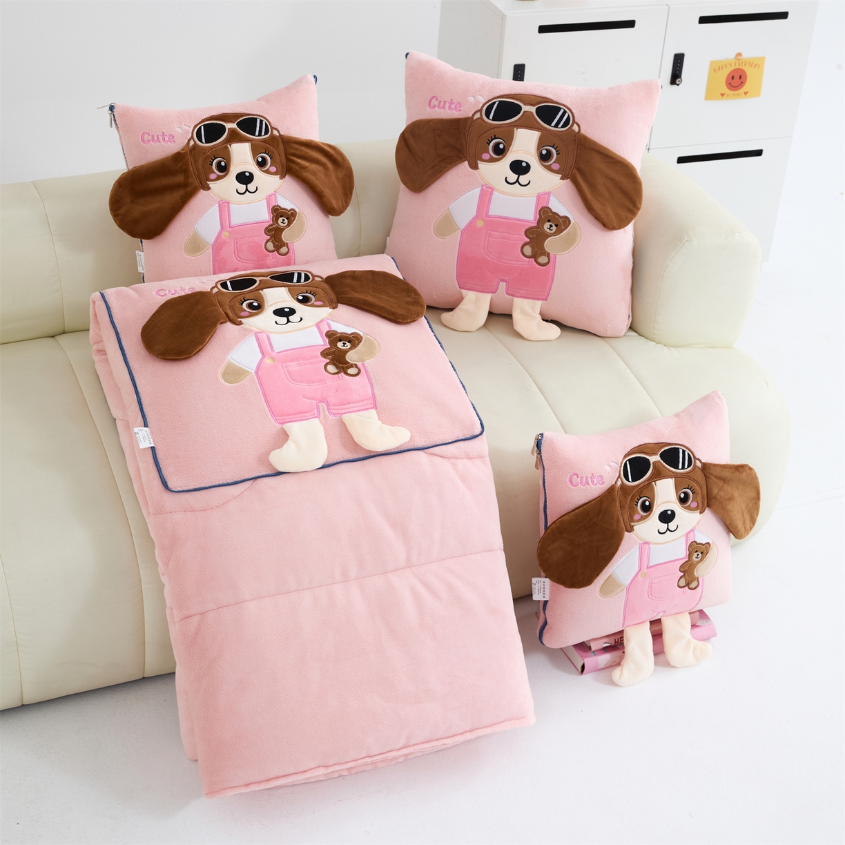 91家纺网 家纺一手货源 找家纺 吉利家居2025新款牛奶绒贴布绣多功能抱枕被-天使狗（控价小号68   大号98） 粉黛玉