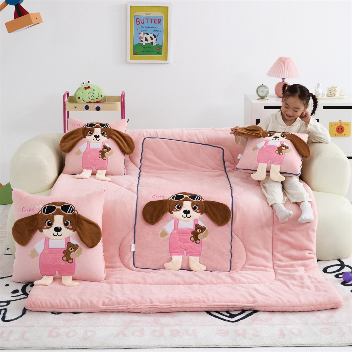 91家纺网 家纺一手货源 找家纺 吉利家居2025新款牛奶绒贴布绣多功能抱枕被-天使狗（控价小号68   大号98） 粉黛玉