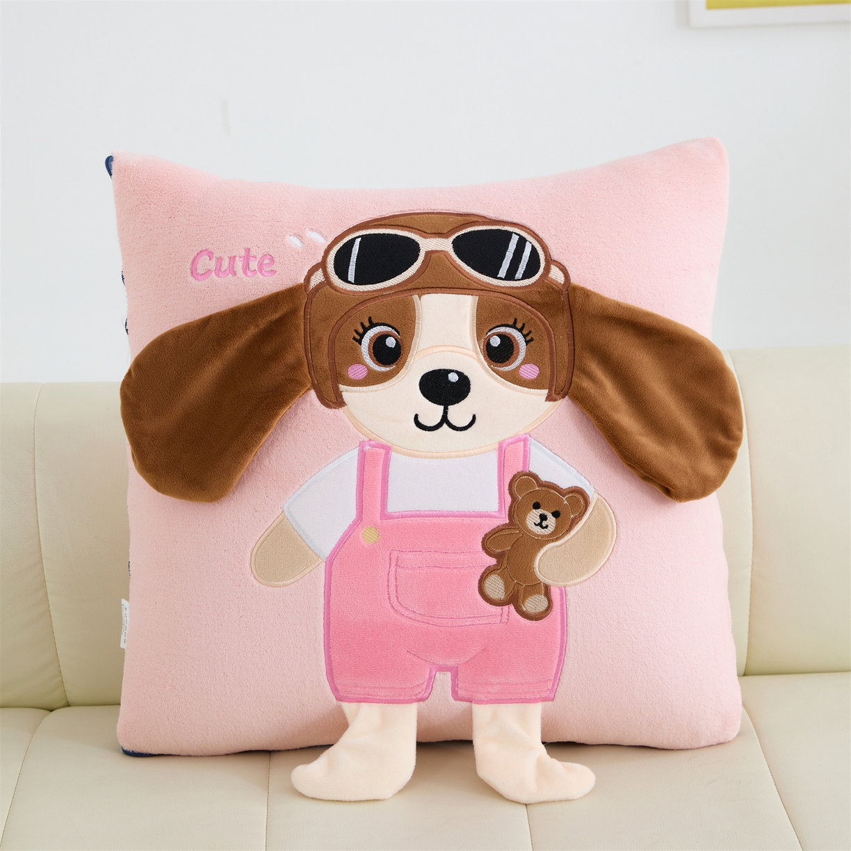 91家纺网 家纺一手货源 找家纺 吉利家居2025新款牛奶绒贴布绣多功能抱枕被-天使狗（控价小号68   大号98） 粉黛玉