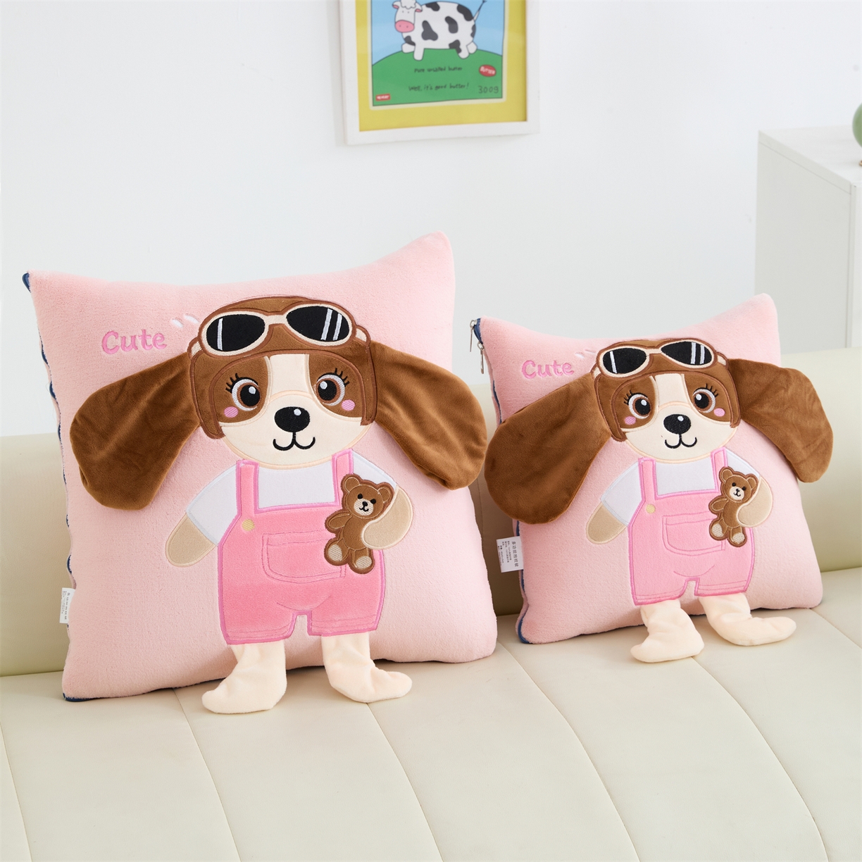 91家纺网 家纺一手货源 找家纺 吉利家居2025新款牛奶绒贴布绣多功能抱枕被-天使狗（控价小号68   大号98） 粉黛玉