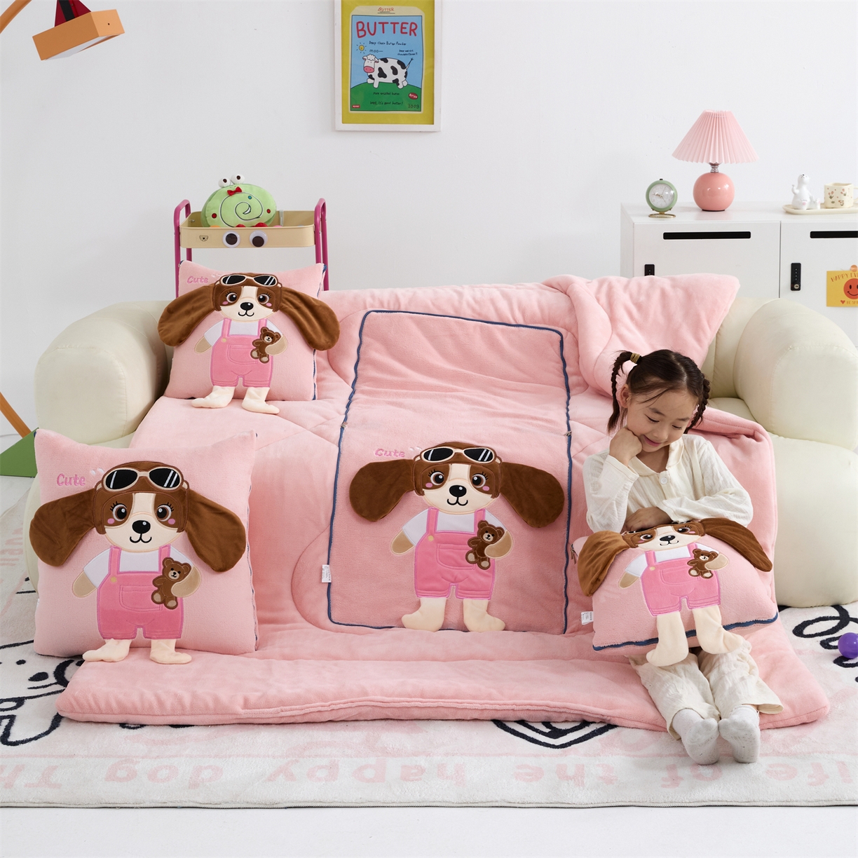 91家纺网 家纺一手货源 找家纺 吉利家居2025新款牛奶绒贴布绣多功能抱枕被-天使狗（控价小号68   大号98） 粉黛玉