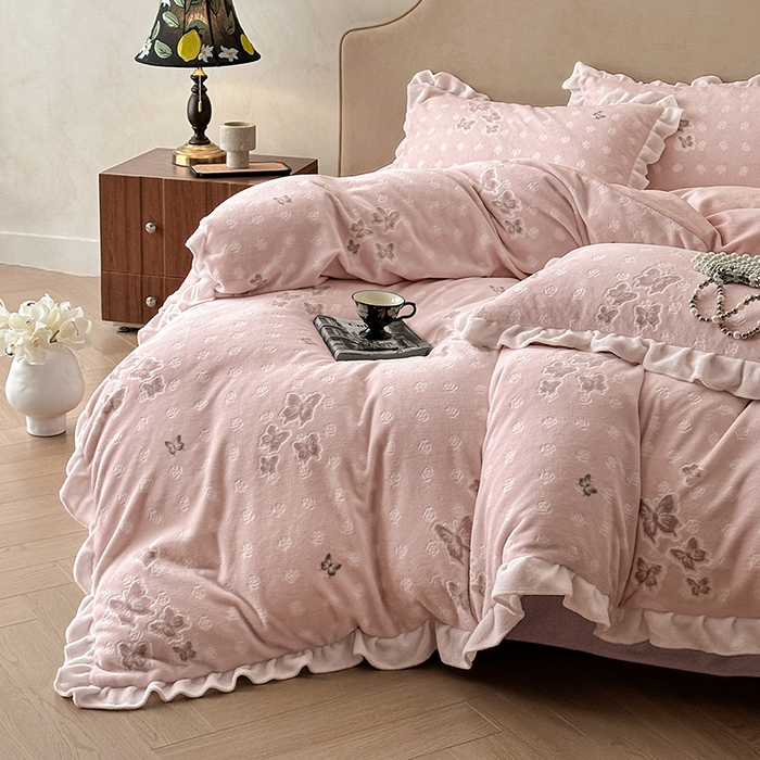 91家纺网 家纺一手货源 找家纺 澳梵家居 2025新款雕花牛奶绒韩版四件套-玫瑰蝶语 玫瑰蝶语