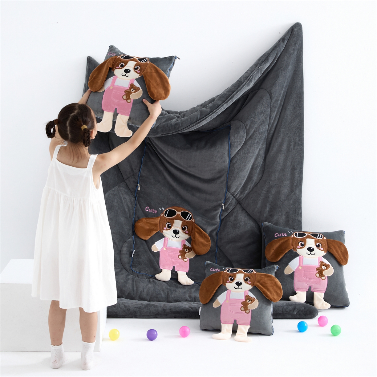 91家纺网 家纺一手货源 找家纺 吉利家居2025新款牛奶绒贴布绣多功能抱枕被-天使狗（控价小号68   大号98） 高级灰