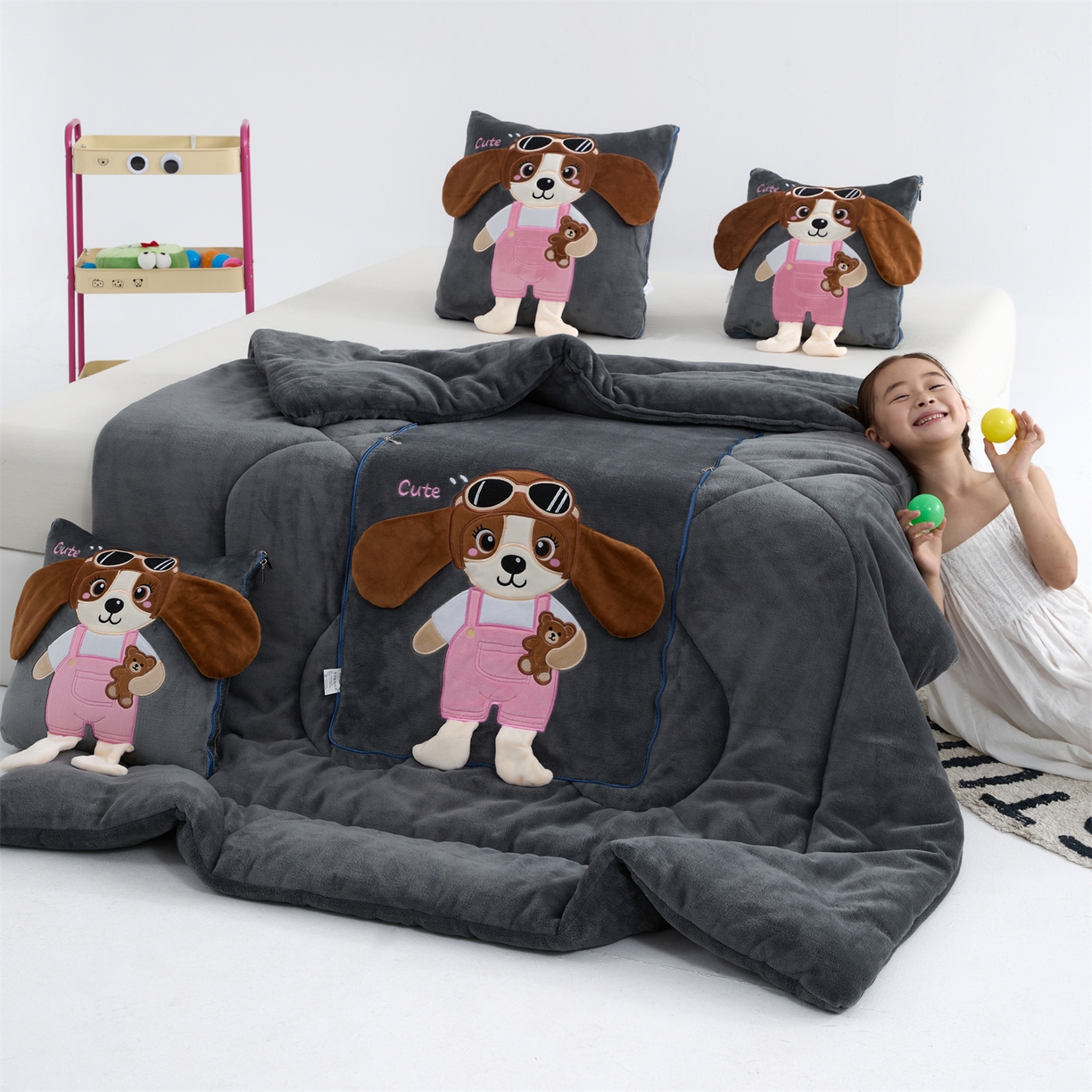 91家纺网 家纺一手货源 找家纺 吉利家居2025新款牛奶绒贴布绣多功能抱枕被-天使狗（控价小号68   大号98） 高级灰