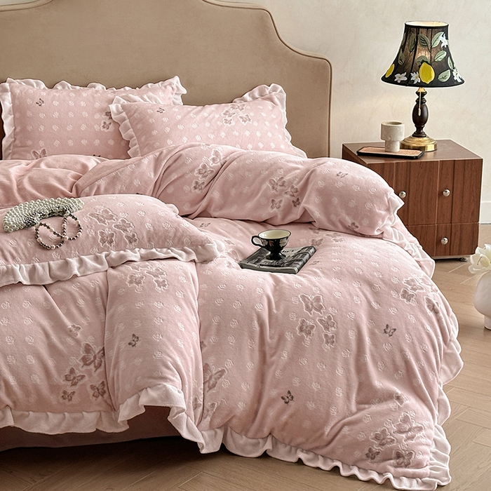 91家纺网 家纺一手货源 找家纺 澳梵家居 2025新款雕花牛奶绒韩版四件套-玫瑰蝶语 玫瑰蝶语