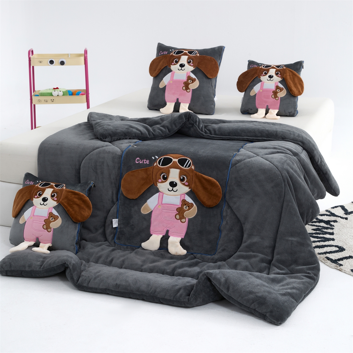 91家纺网 家纺一手货源 找家纺 吉利家居2025新款牛奶绒贴布绣多功能抱枕被-天使狗（控价小号68   大号98） 高级灰