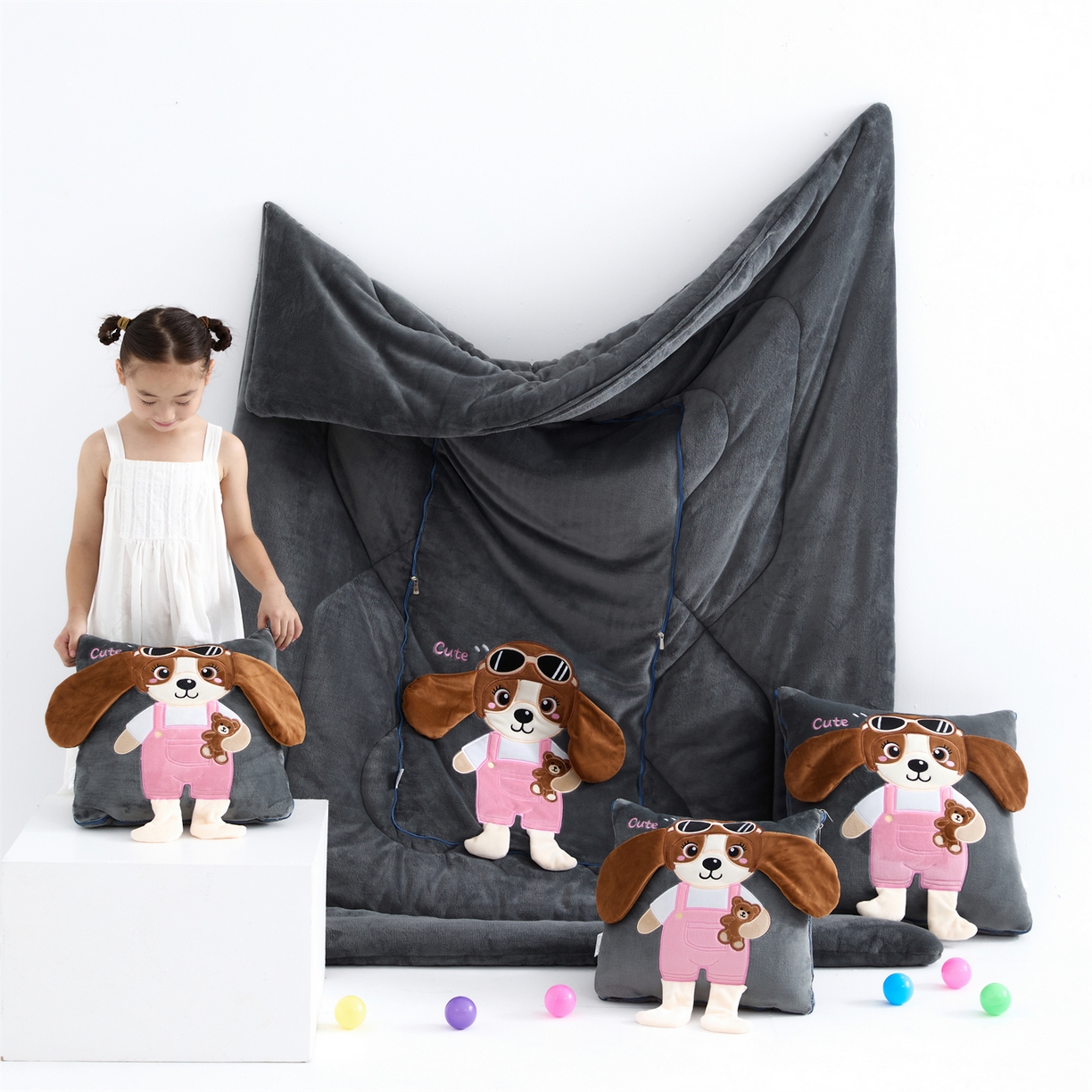 91家纺网 家纺一手货源 找家纺 吉利家居2025新款牛奶绒贴布绣多功能抱枕被-天使狗（控价小号68   大号98） 高级灰