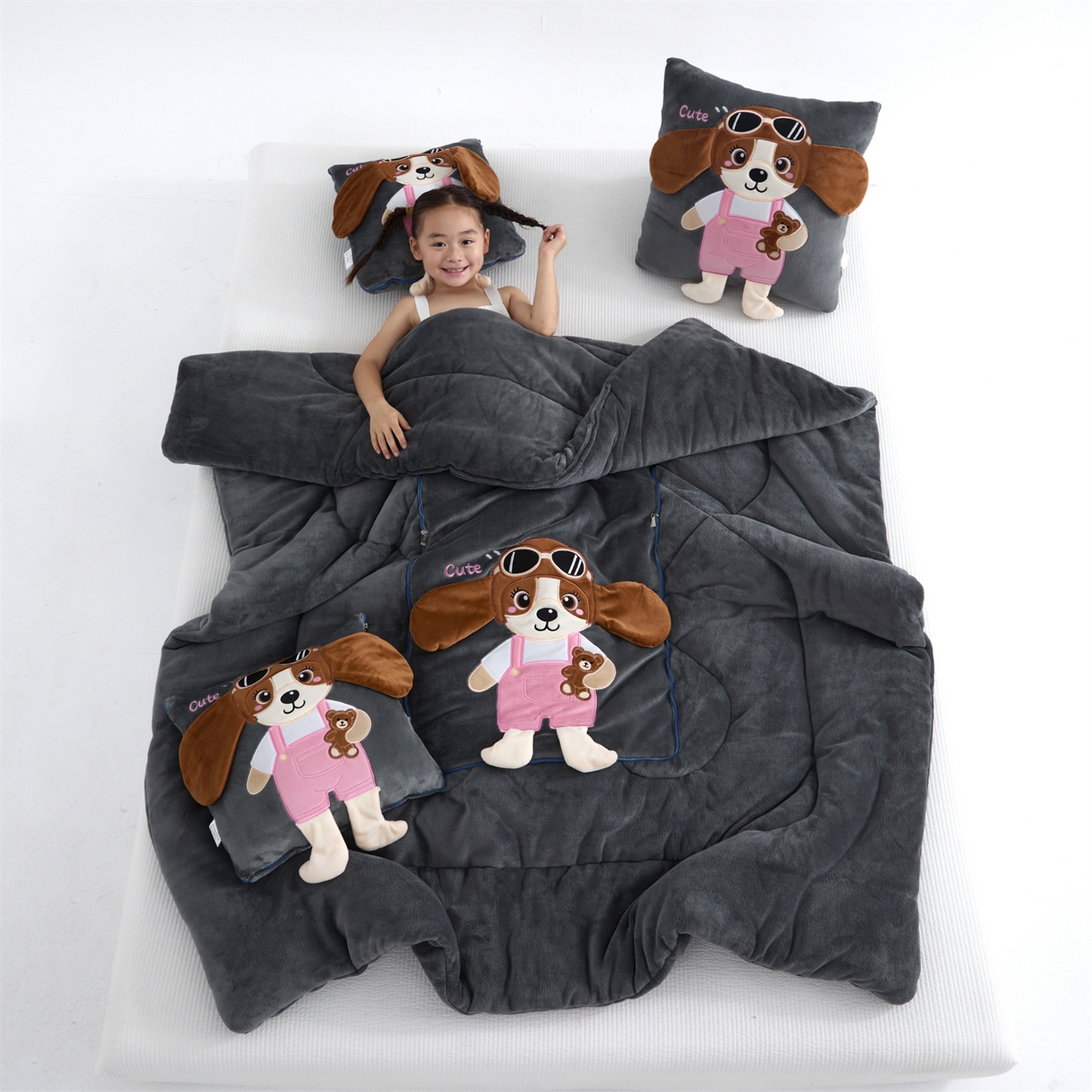 91家纺网 家纺一手货源 找家纺 吉利家居2025新款牛奶绒贴布绣多功能抱枕被-天使狗（控价小号68   大号98） 高级灰