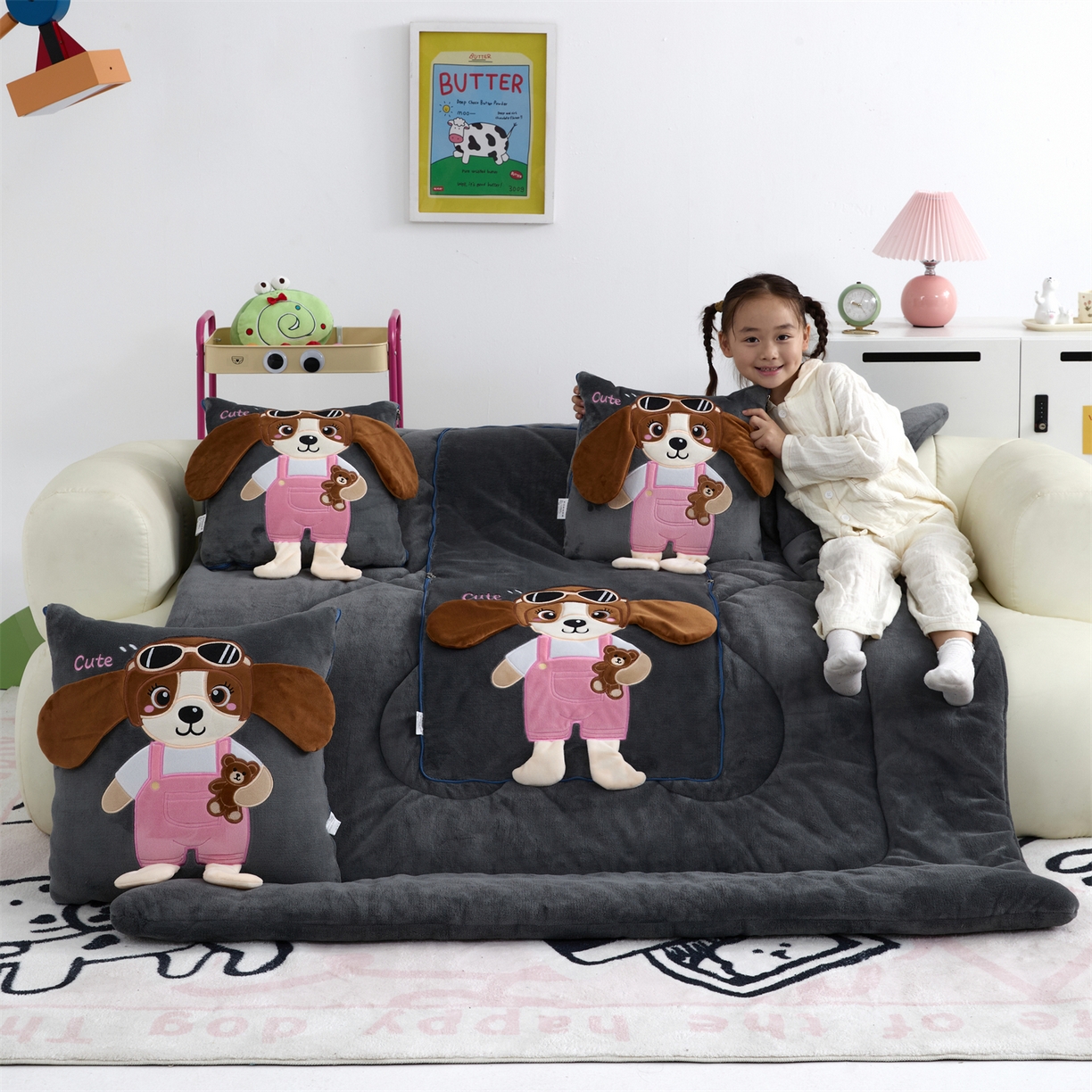 91家纺网 家纺一手货源 找家纺 吉利家居2025新款牛奶绒贴布绣多功能抱枕被-天使狗（控价小号68   大号98） 高级灰