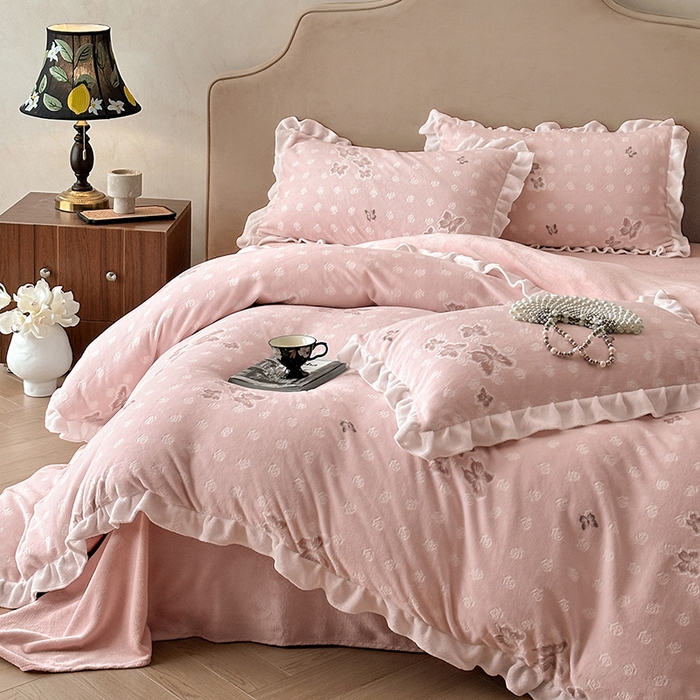 91家纺网 家纺一手货源 找家纺 澳梵家居 2025新款雕花牛奶绒韩版四件套-玫瑰蝶语 玫瑰蝶语