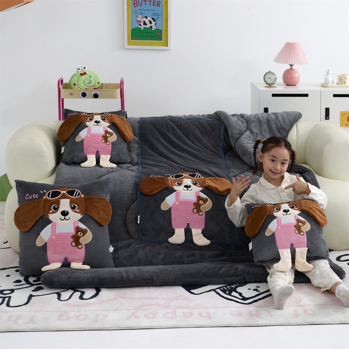 91家纺网 家纺一手货源 找家纺 吉利家居2025新款牛奶绒贴布绣多功能抱枕被-天使狗（控价小号68   大号98） 高级灰