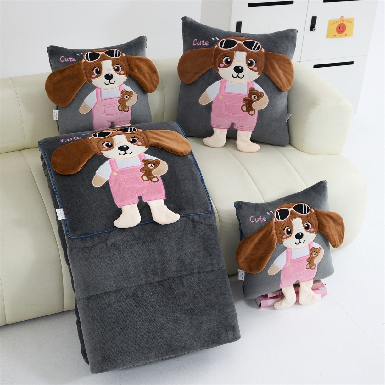 91家纺网 家纺一手货源 找家纺 吉利家居2025新款牛奶绒贴布绣多功能抱枕被-天使狗（控价小号68   大号98） 高级灰