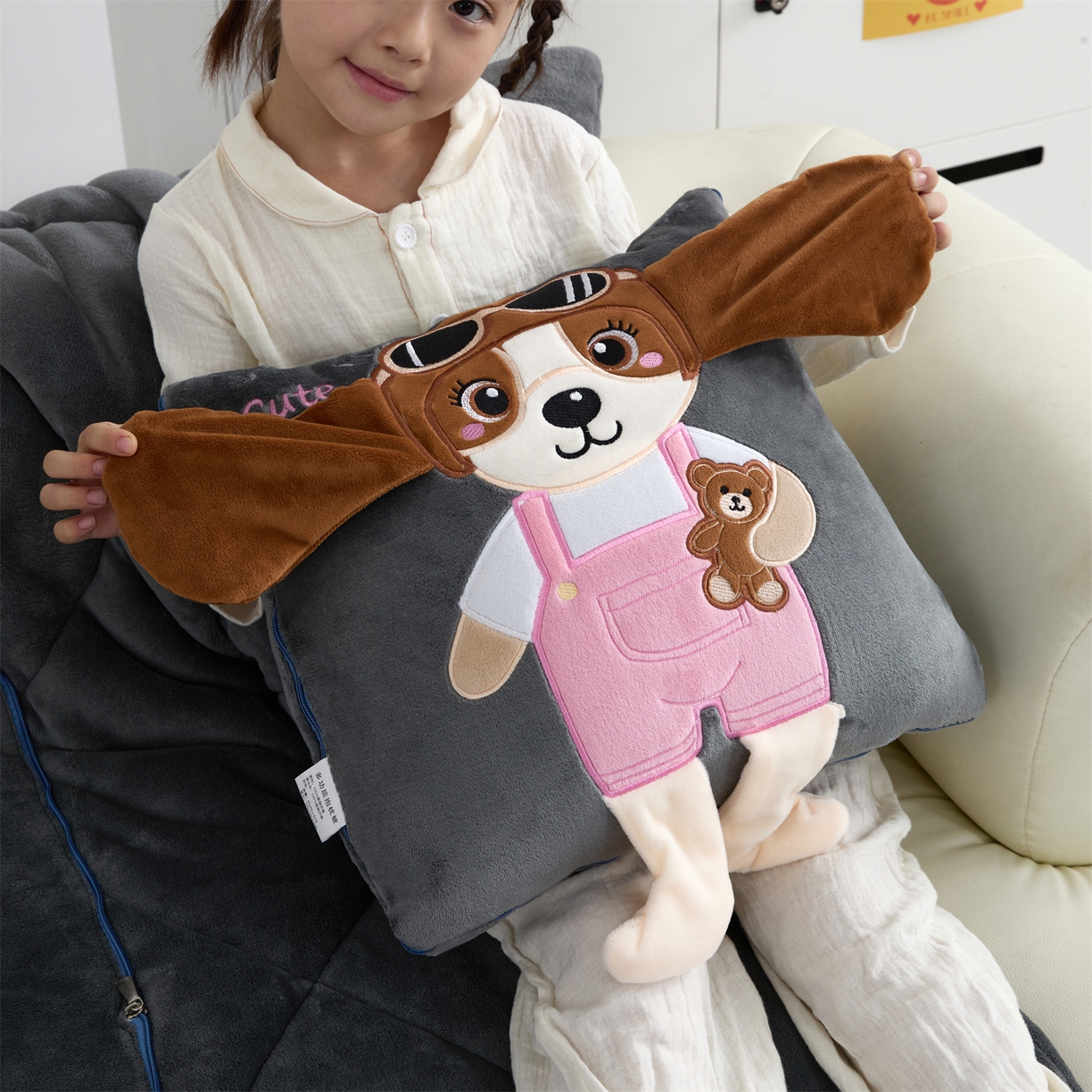 91家纺网 家纺一手货源 找家纺 吉利家居2025新款牛奶绒贴布绣多功能抱枕被-天使狗（控价小号68   大号98） 高级灰