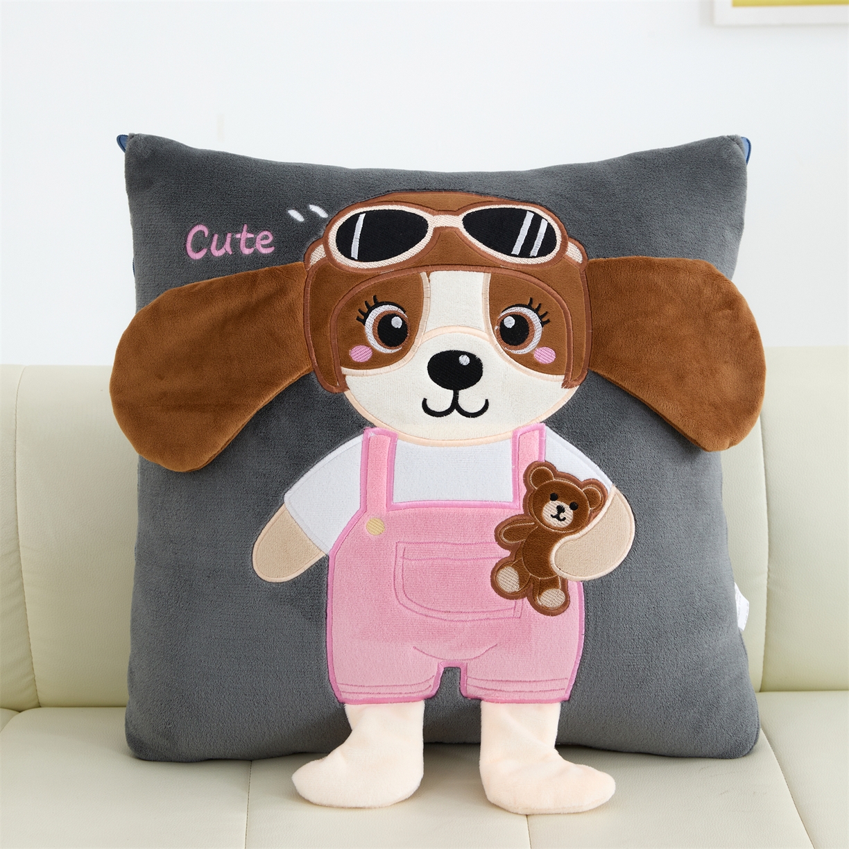 91家纺网 家纺一手货源 找家纺 吉利家居2025新款牛奶绒贴布绣多功能抱枕被-天使狗（控价小号68   大号98） 高级灰