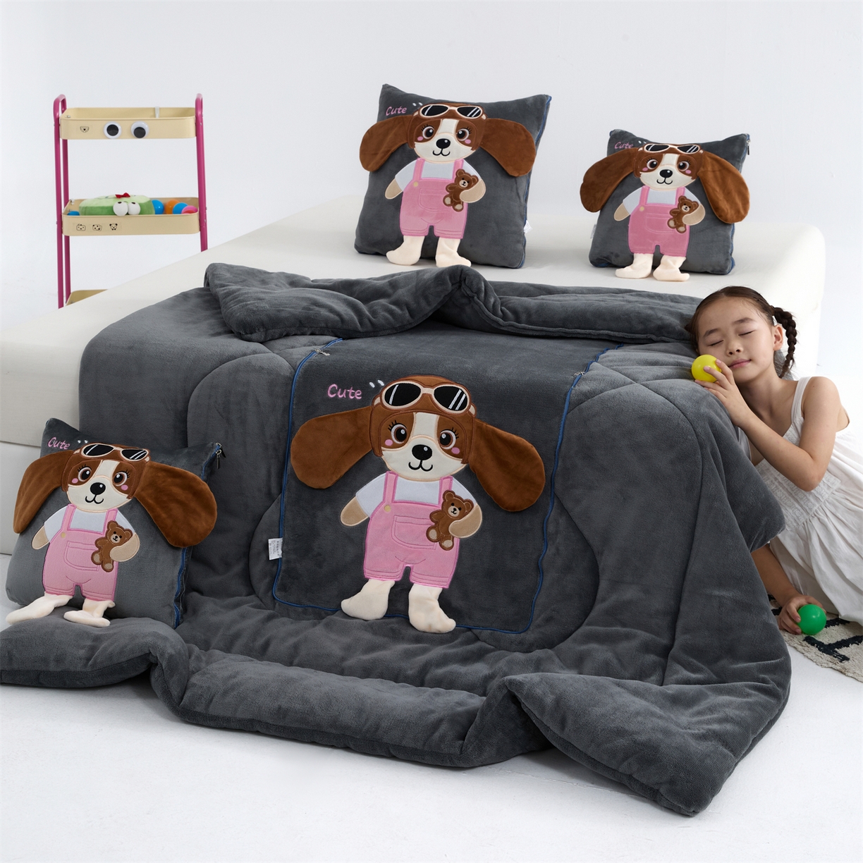 91家纺网 家纺一手货源 找家纺 吉利家居2025新款牛奶绒贴布绣多功能抱枕被-天使狗（控价小号68   大号98） 高级灰