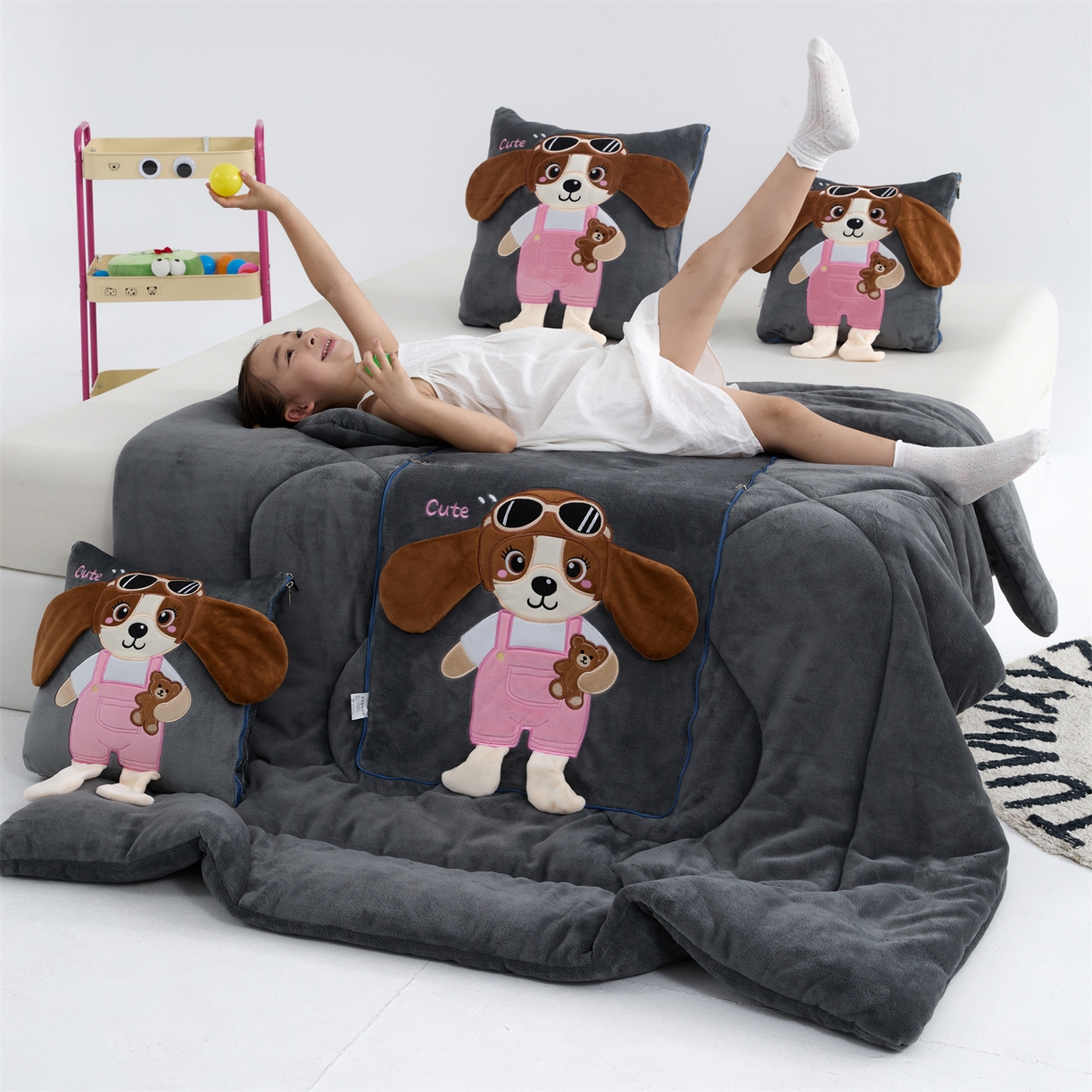 91家纺网 家纺一手货源 找家纺 吉利家居2025新款牛奶绒贴布绣多功能抱枕被-天使狗（控价小号68   大号98） 高级灰