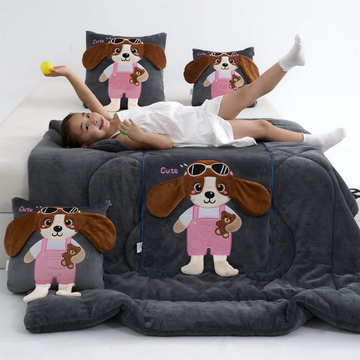 91家纺网 家纺一手货源 找家纺 吉利家居2025新款牛奶绒贴布绣多功能抱枕被-天使狗（控价小号68   大号98） 高级灰