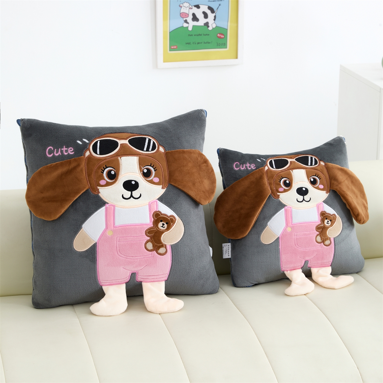 91家纺网 家纺一手货源 找家纺 吉利家居2025新款牛奶绒贴布绣多功能抱枕被-天使狗（控价小号68   大号98） 高级灰