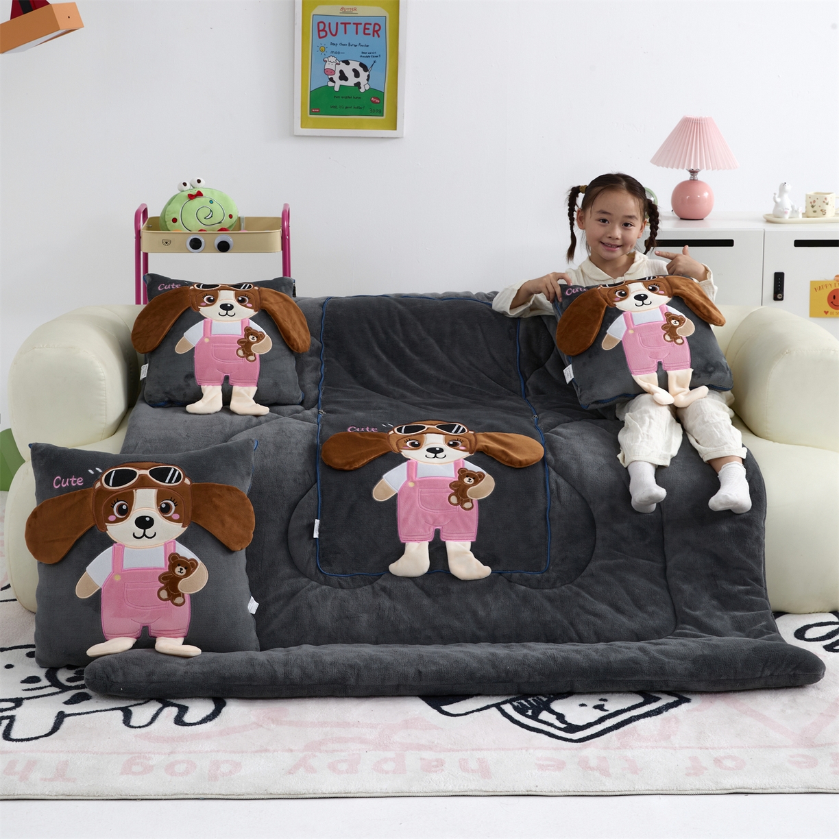 91家纺网 家纺一手货源 找家纺 吉利家居2025新款牛奶绒贴布绣多功能抱枕被-天使狗（控价小号68   大号98） 高级灰