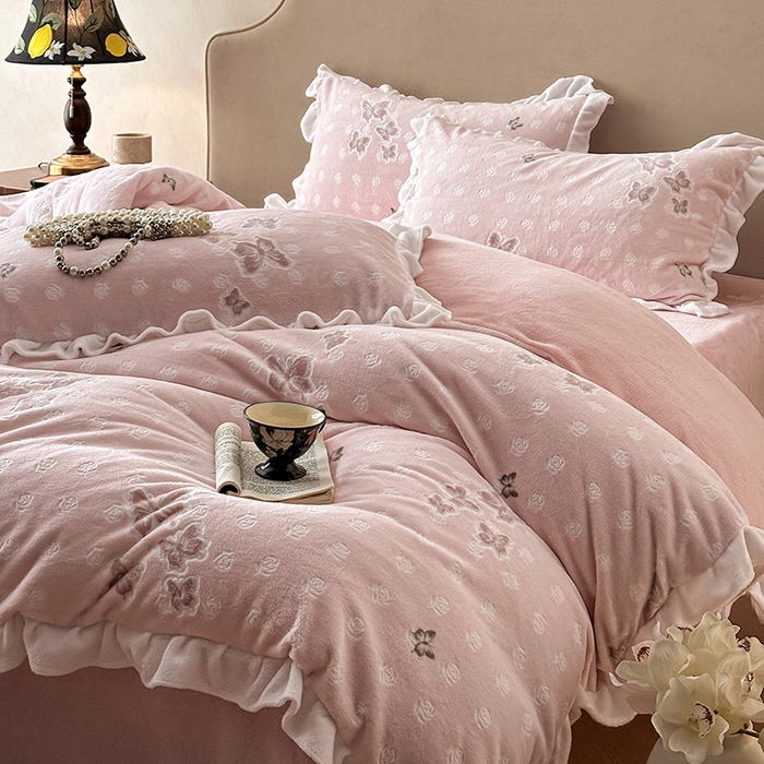 91家纺网 家纺一手货源 找家纺 澳梵家居 2025新款雕花牛奶绒韩版四件套-玫瑰蝶语 玫瑰蝶语