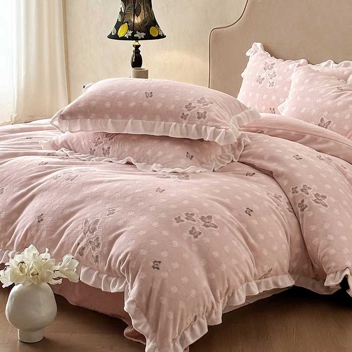 91家纺网 家纺一手货源 找家纺 澳梵家居 2025新款雕花牛奶绒韩版四件套-玫瑰蝶语 玫瑰蝶语