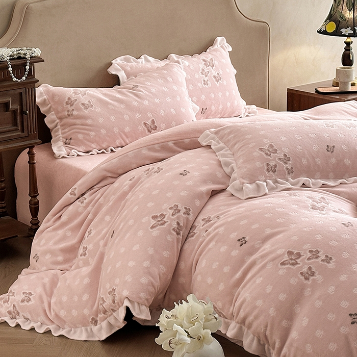 91家纺网 家纺一手货源 找家纺 澳梵家居 2025新款雕花牛奶绒韩版四件套-玫瑰蝶语 玫瑰蝶语