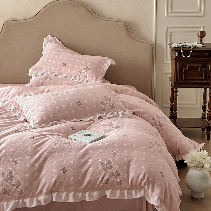 91家纺网 家纺一手货源 找家纺 澳梵家居 2025新款雕花牛奶绒韩版四件套-玫瑰蝶语 玫瑰蝶语