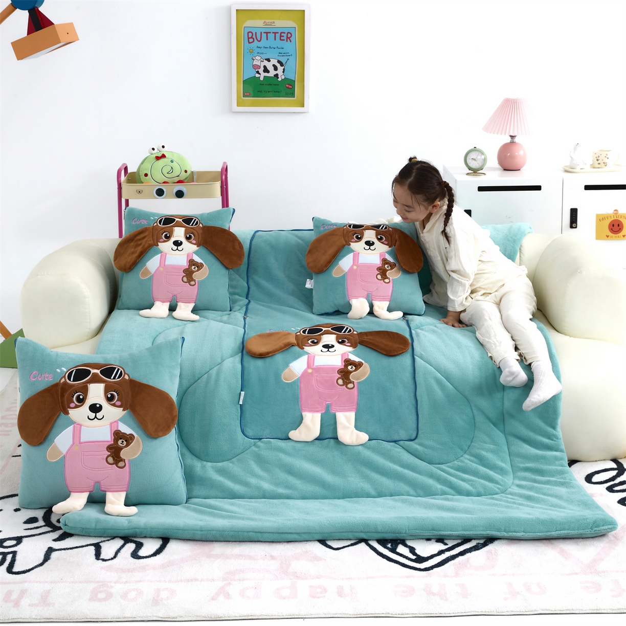 91家纺网 家纺一手货源 找家纺 吉利家居2025新款牛奶绒贴布绣多功能抱枕被-天使狗（控价小号68   大号98） 兰亭绿