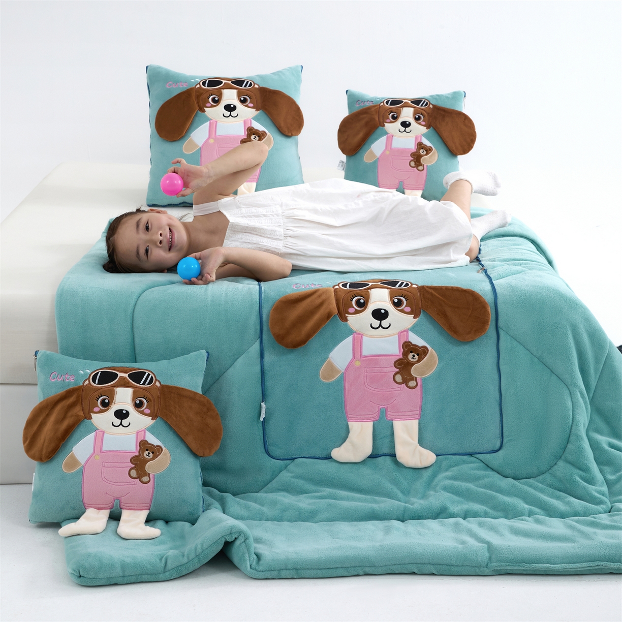 91家纺网 家纺一手货源 找家纺 吉利家居2025新款牛奶绒贴布绣多功能抱枕被-天使狗（控价小号68   大号98） 兰亭绿