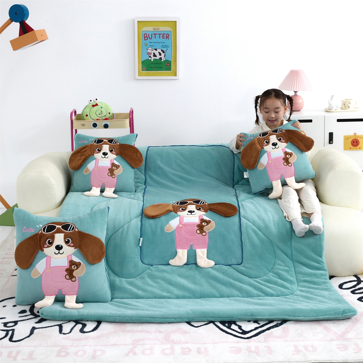 91家纺网 家纺一手货源 找家纺 吉利家居2025新款牛奶绒贴布绣多功能抱枕被-天使狗（控价小号68   大号98） 兰亭绿