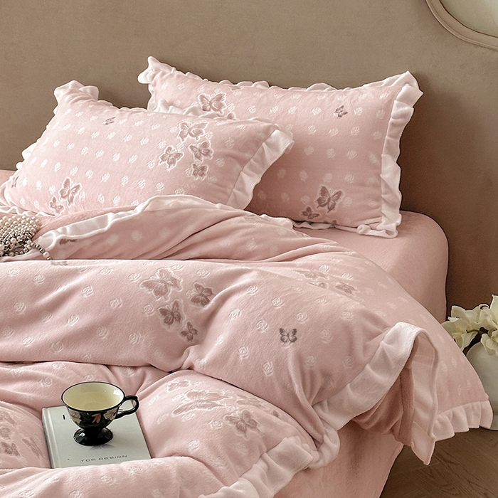 91家纺网 家纺一手货源 找家纺 澳梵家居 2025新款雕花牛奶绒韩版四件套-玫瑰蝶语 玫瑰蝶语